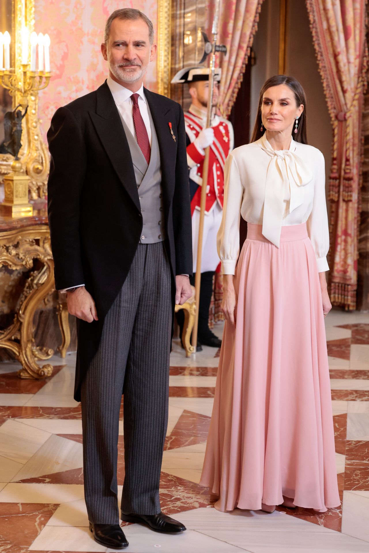 Una falda rosa y otras prendas que la costurera de Zarzuela le ha hecho a  Letizia y son una maravilla