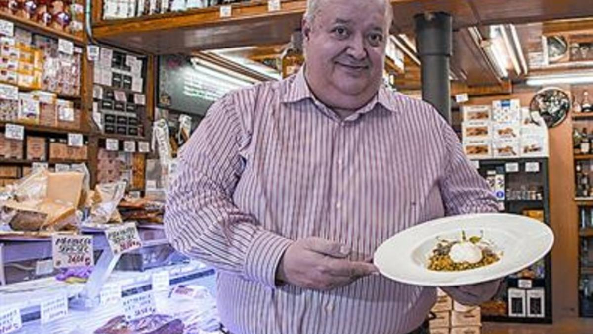 Josep Ravell muestra un plato de los ricos guisantes de Can Ravell.