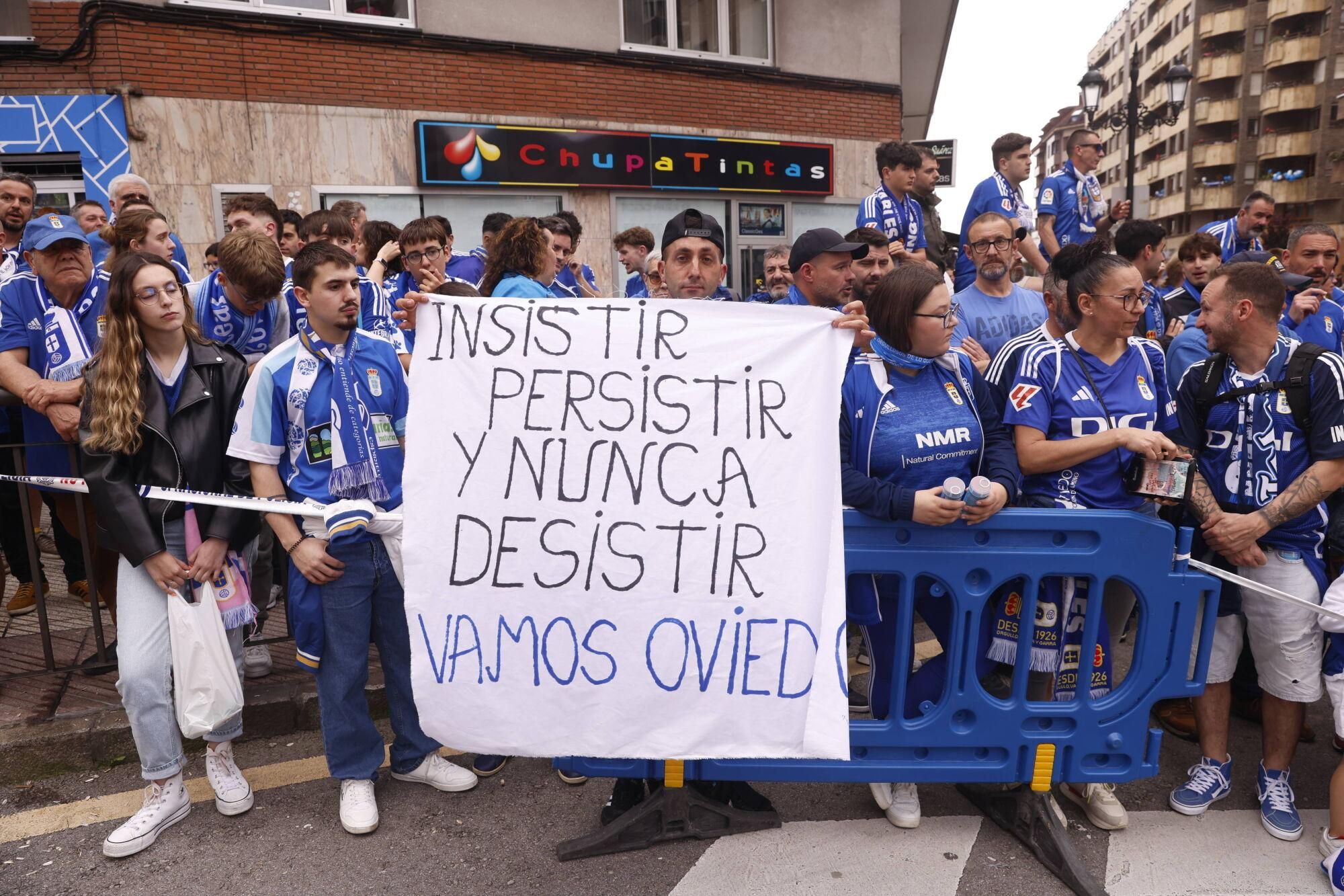 EN IMÁGENES: Espectacular recibimiento de la afición del Oviedo a su equipo antes de la vuelta por el ascenso contra el Almería