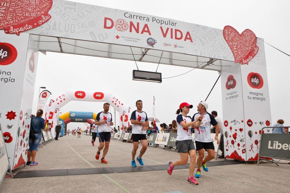 Participantes en la carrera "Dona vida"