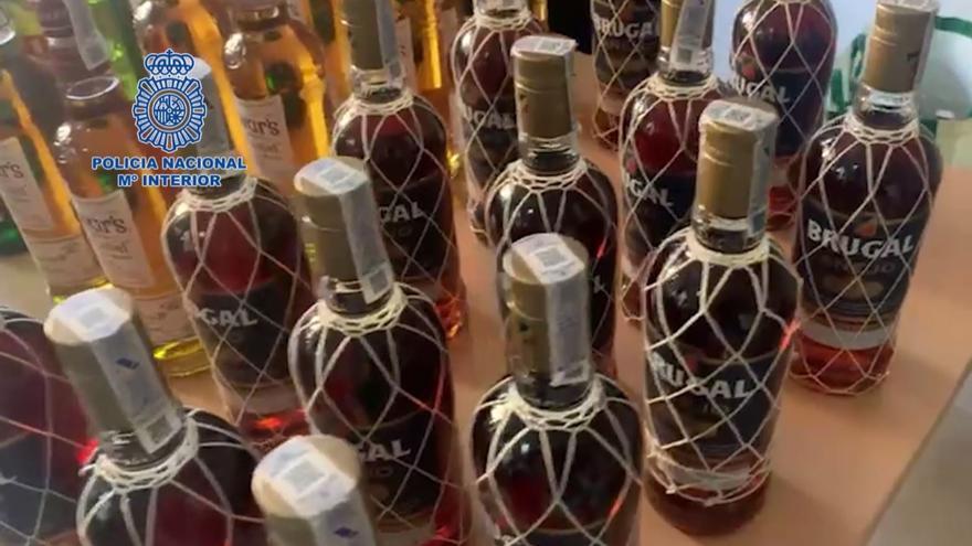 Robaban botellas de alcohol en supermercados y luego las vendían a jóvenes en botellones