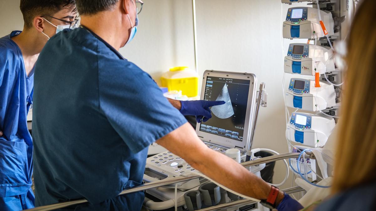 Dos médicos de la UCI del Universitario de Badajoz, en el hospital.