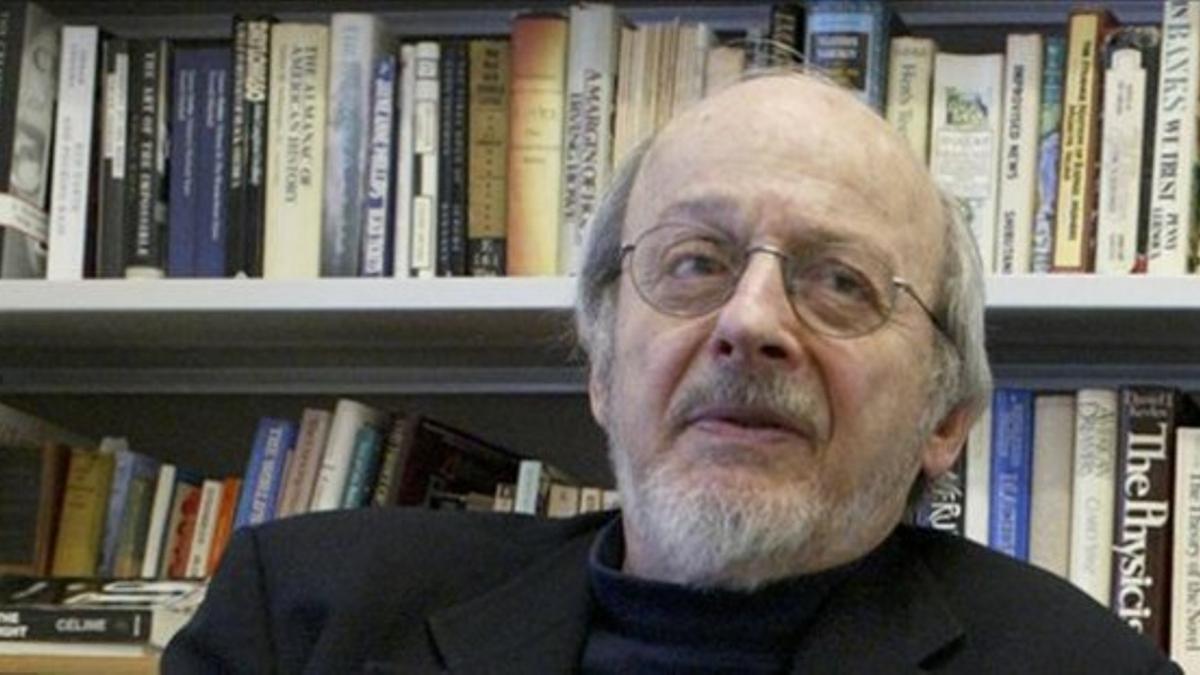 El escritor norteamericano E. L. Doctorow en su despacho de Nueva York