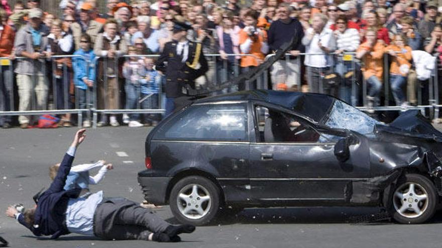 Un coche a gran velocidad arrolla a varias personas que esperaban la llegada de la familia real