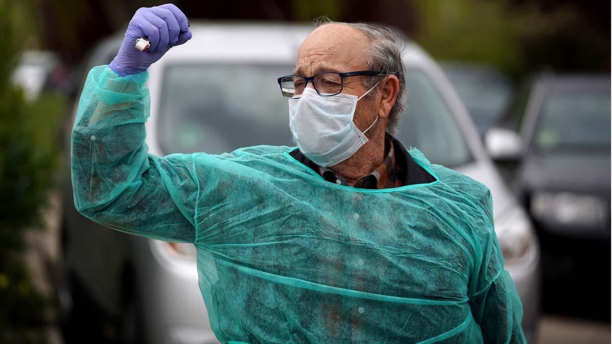 Sanidad sitúa en la última semana de febrero el contagio importante. En la foto, un hombre celebra que ha sido dado de alta tras superar el coronavirus, en Madrid.