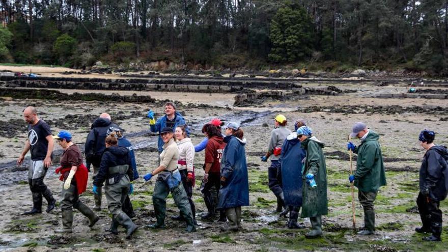 Un grupo de mariscadoras en una playa de Vilagarcía de Arousa / Iñaki Abella Diéguez