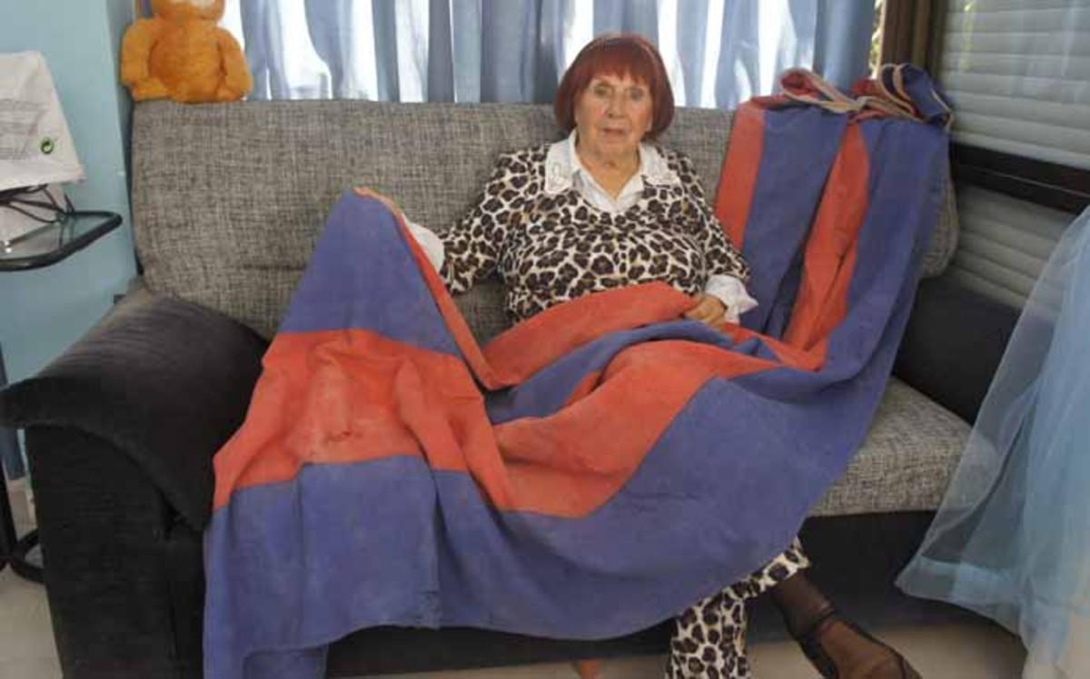 Mercé Cubells, la segunda hija del heroico conserje del FC Barcelona Josep Cubells, atendió a SPORT en su domicilio. En la imagen, con una bandera del FC Barcelona (3 x 1,5 m) que ondeó en la sede social del Club en la década de los años veinte