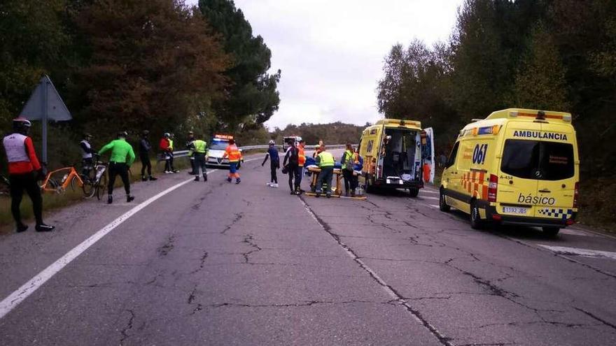 Un momento de la evacuación de uno de los ciclistas en una camilla. // Fdv