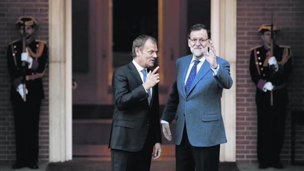 Mariano Rajoy recibe al presidente del Consejo Europeo, Donald Tusk, ayer.