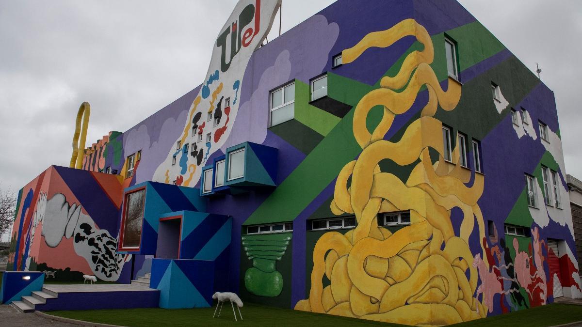 El mural de la fábrica Tipel cumple medio siglo de vida