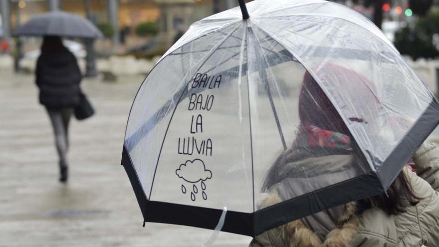 Paraguas con mensaje en una calle de A Coruña.