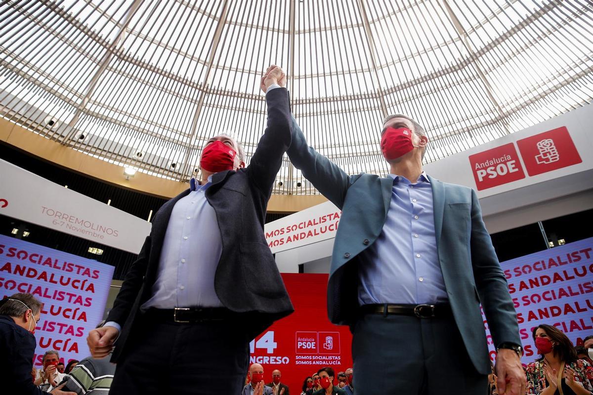Pedro Sánchez alza la mano del secretario General del PSOE-A y alcalde de Sevilla, Juán Espadas, durante la clausura del 14 Congreso Regional del PSOE-A