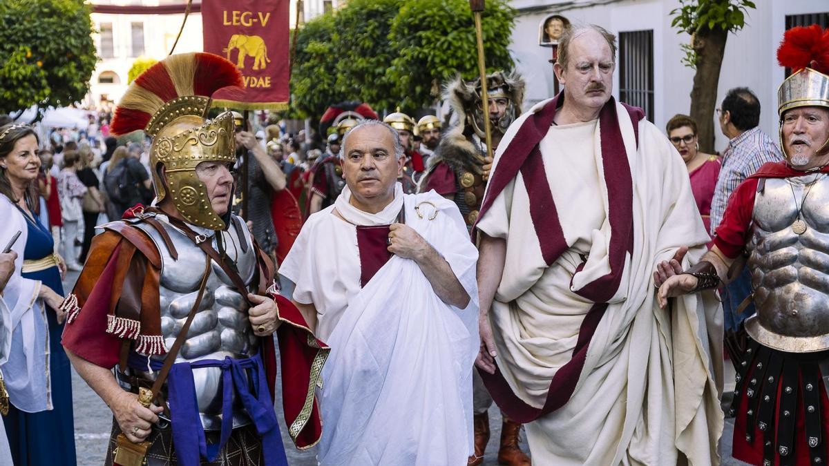 Soldados romanos desfilando por las calles de Mérida.