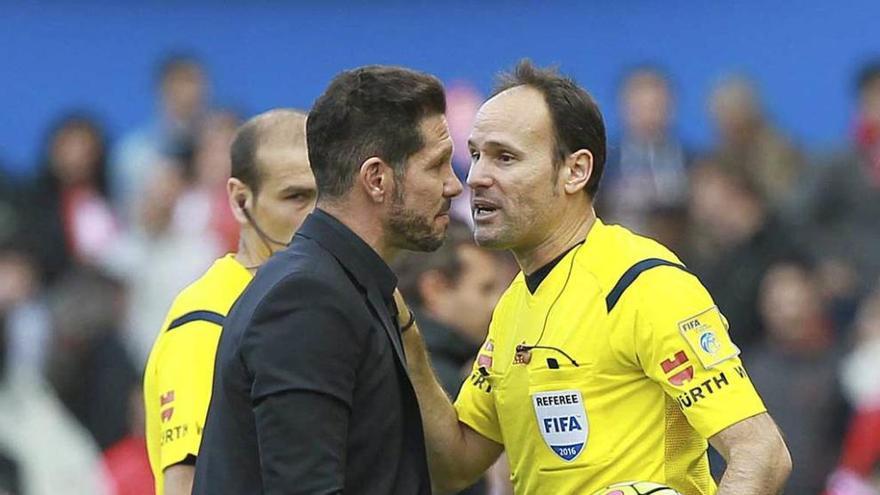 Mateu Lahoz comunica a Simeone su expulsión una vez señalado el final de la primera parte.