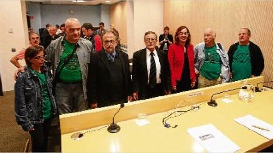 Carles Mc Cragh, Ramon Llorente, Sílvia Paneque i Paco Martín, tots als centre, amb integrants de la PAH.