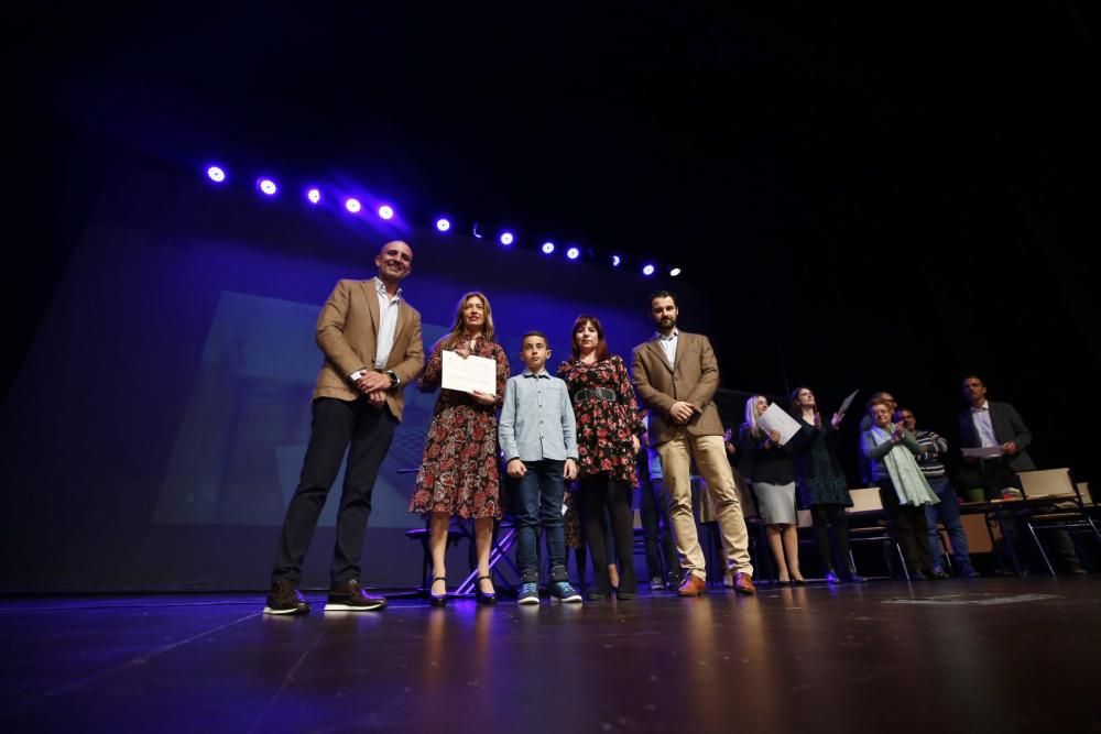 El Teatro Municipal acogió un emotivo Homenaje a los maestros y maestras jubilados de Torrevieja