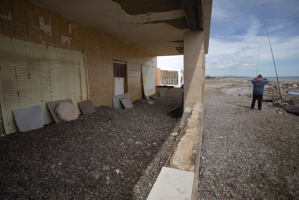 La erosión aumenta en el litoral norte de Sagunt y las piedras llegan a la playa de Canet.