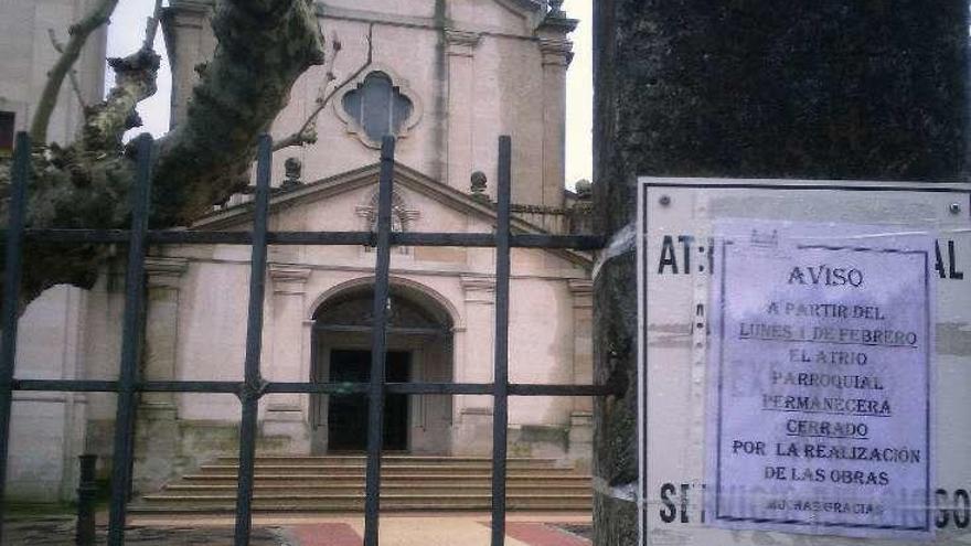 Atrio de la iglesia del Carmen, cerrado por las obras. // G.N.