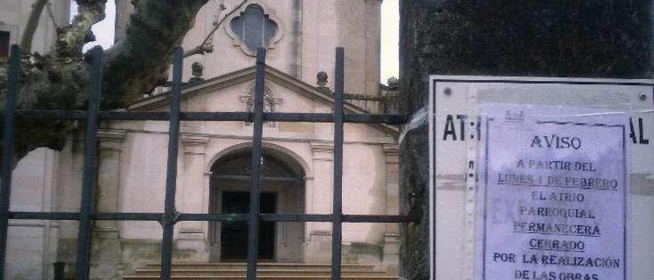 Atrio de la iglesia del Carmen, cerrado por las obras. // G.N.