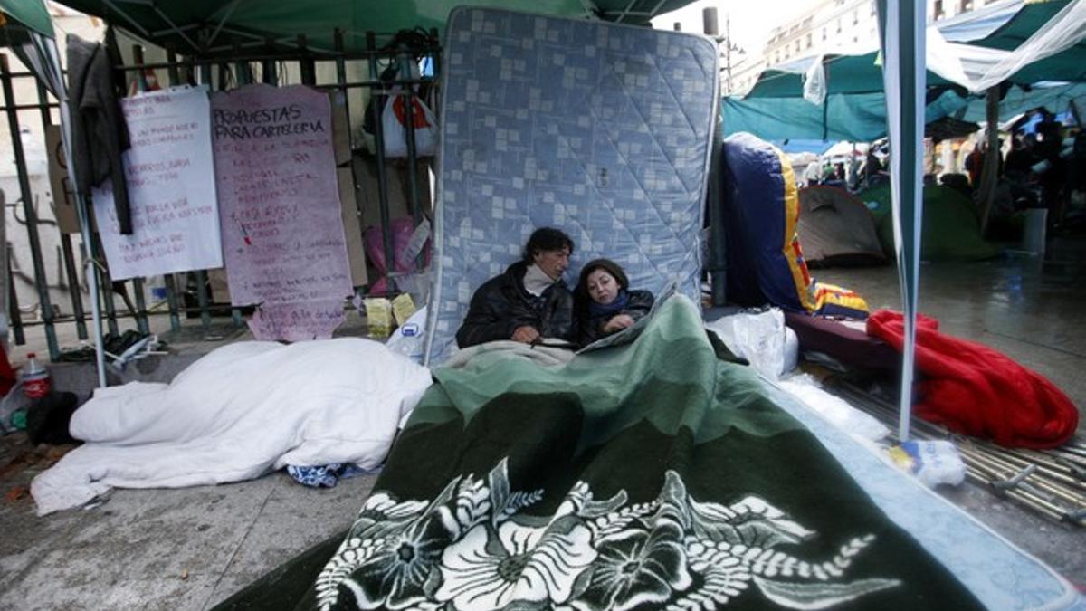 Dos de los acampados en la Puerta del Sol de Madrid.