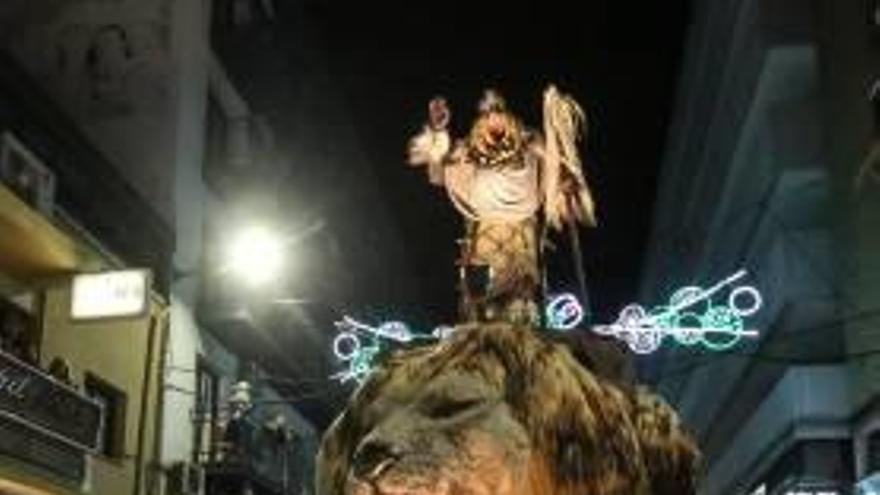 La Penya La Cordà con su león gigante, primer premio del desfile de carrozas