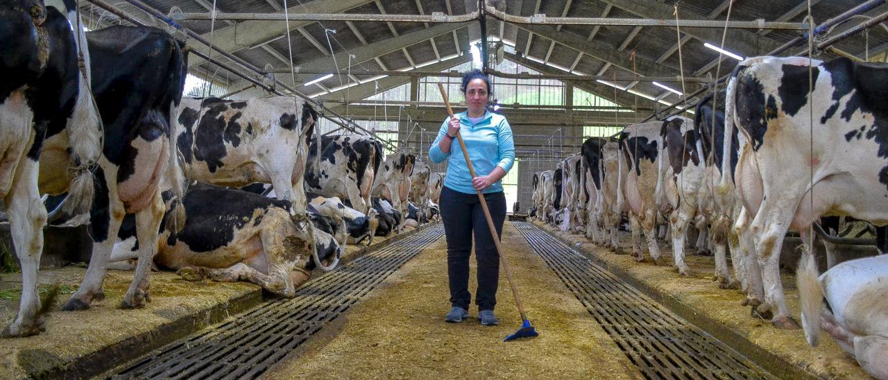 Lorena Fernández, en la nave donde tiene parte de sus vacas lecheras de su ganadería.