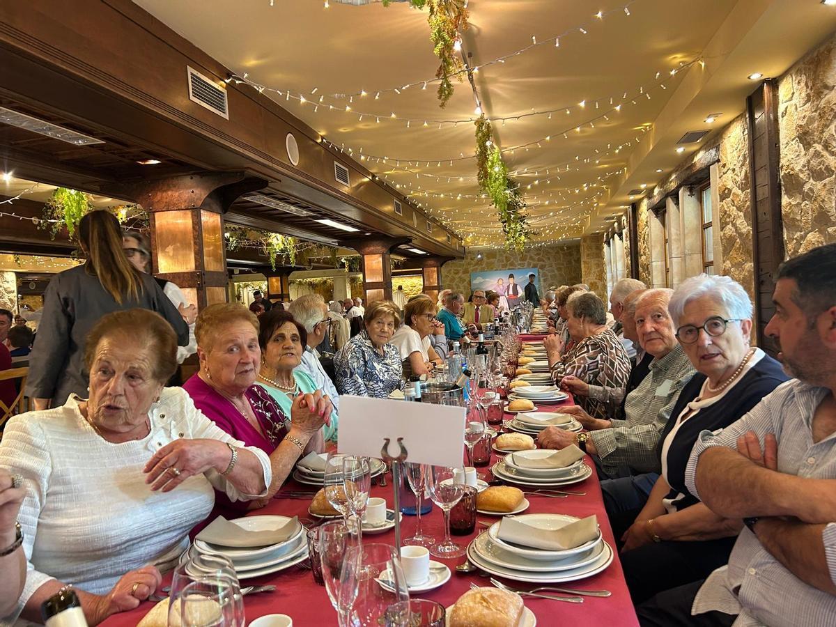 En imágenes: comida anual y reconocimiento de socios del Hogar del Jubilado de El Berrón.