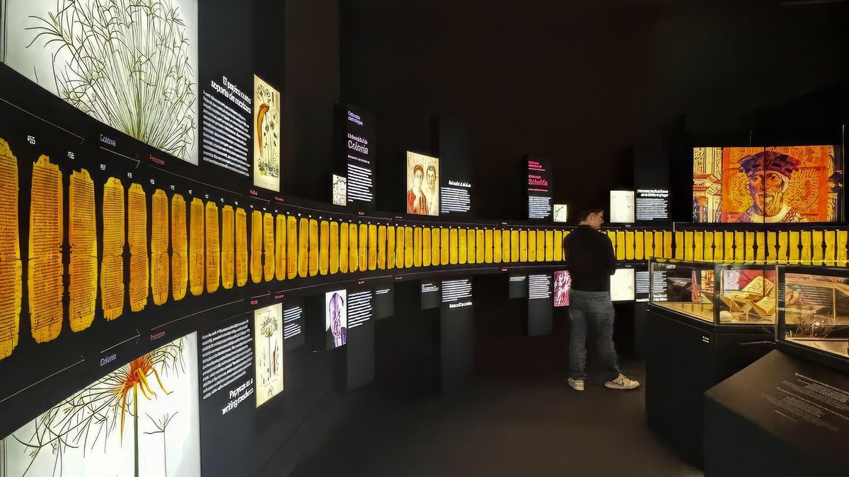 Museografía diseñada por el estudio Rocamora de Elche para la exposición El Papiro de Ezequiel de la Biblioteca Nacional