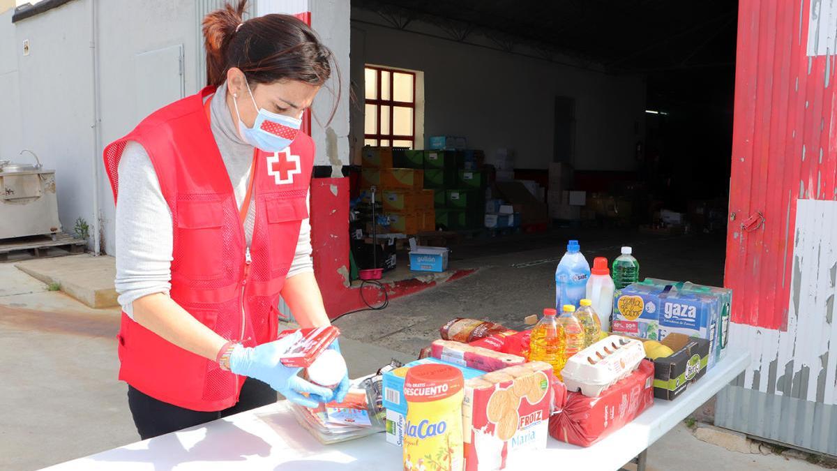 Personal de Cruz Roja Zamora durante una de las labores realizadas durante el estado de alarma.