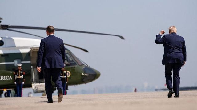 El president dels EUA, Donald Trump, es dirigeix a l’helicòpter presidencial, Marine One, a l’aeroport John F. Kennedy de Nova York, per assistir a un acte de la FIFA, ahir. | ANDREW HARNIK / GETTY IMAGES / AFP