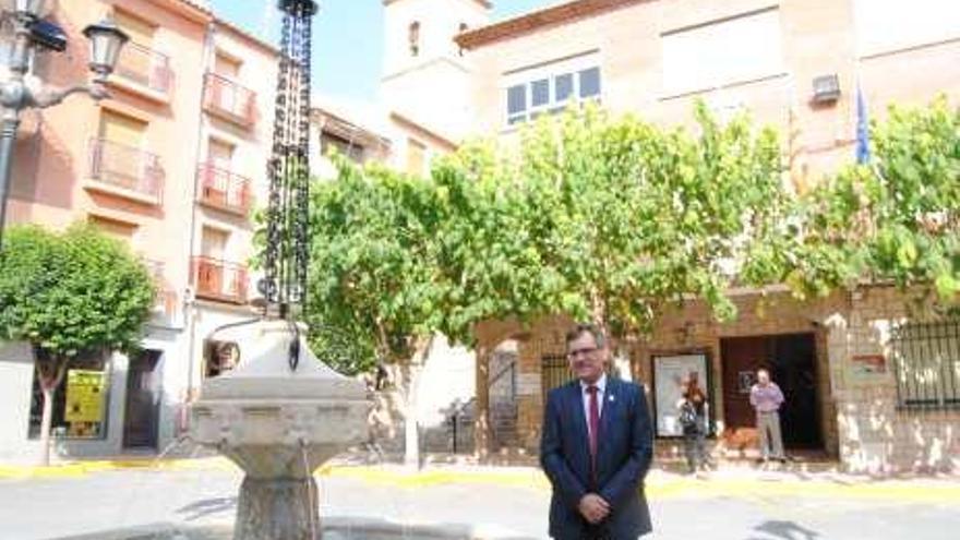 Agost repara y pone en marcha la fuente de la plaza de España