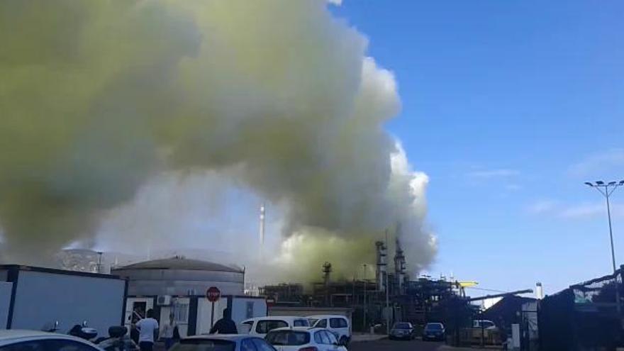 Una avería en la refinería de Repsol en Escombreras provoca una gran columna de humo amarilla