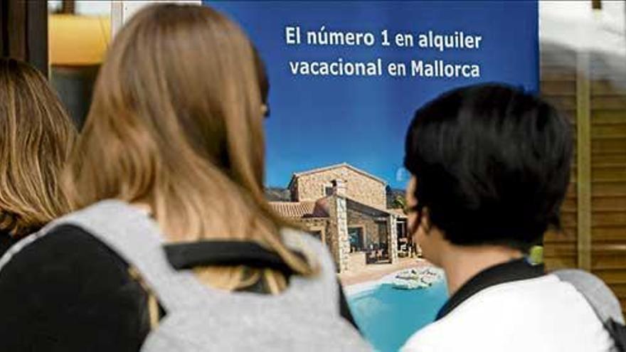 Anuncio en Palma de una firma dedicada al alquiler vacacional.