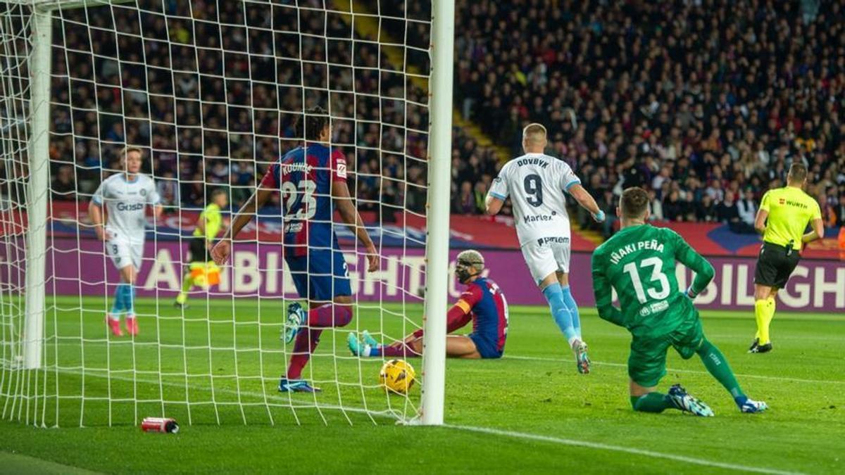 Dovbyk celebra el 0-1 del Girona ante Iñaki Peña, Koundé y Araujo en Montjuïc.