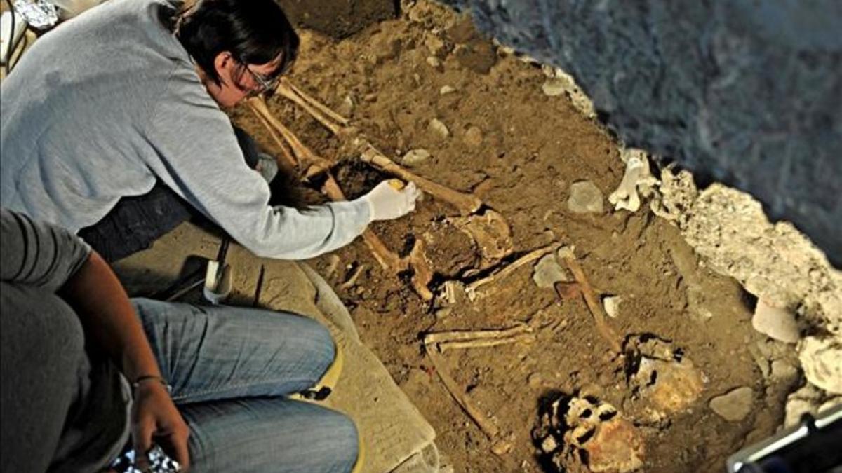 Unos arqueólogos trabajan en los restos de dos cuerpos, supuestamente de dos mujeres, hallados este marte en Florencia, durante los trabajos para hallar los restos de la mujer que pudo inspirar la Mona Lisa de Da Vinci.
