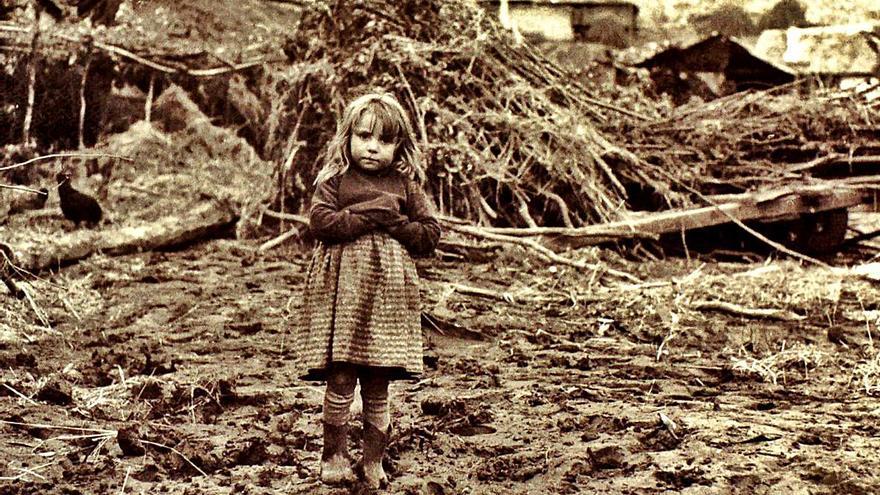 Una niña entre las ruinas la mañana después de la riada. | A. P. Z.