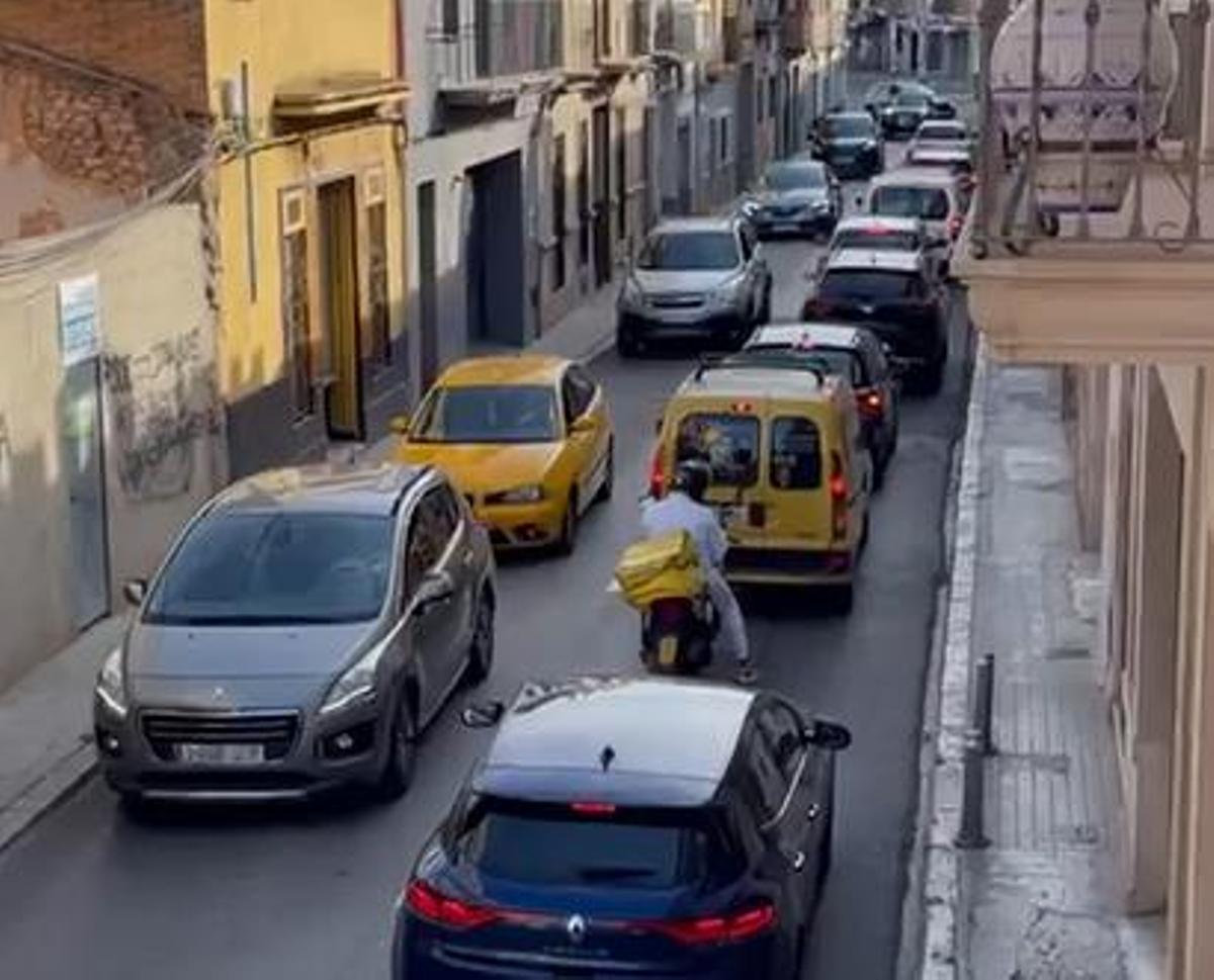 Tráfico en un día laboral en la calle Rafael Valls.