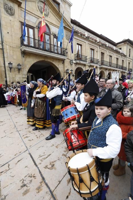 Folclore en la plaza del Ayuntamiento de Oviedo