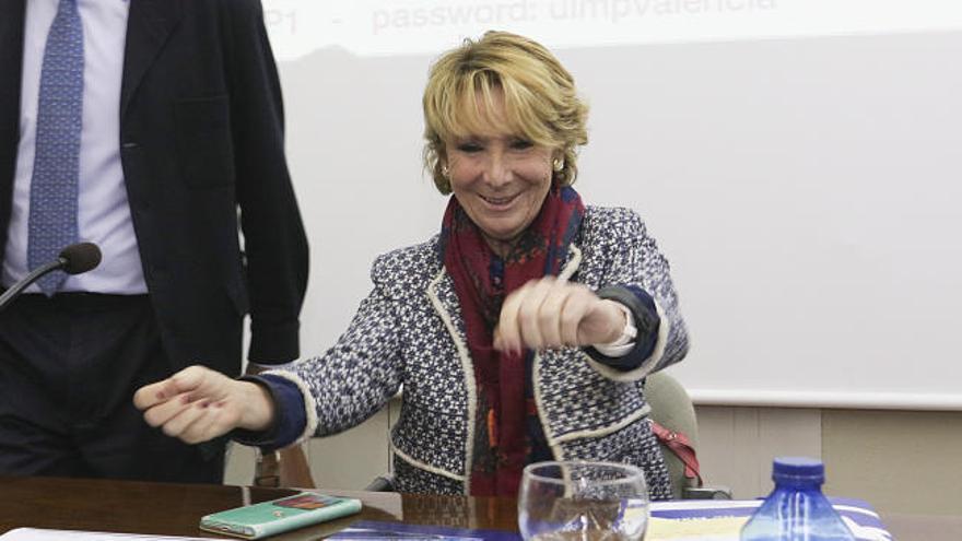 Esperanza Aguirre bromea con haber vuelto a &quot;parar&quot; en el carril bus