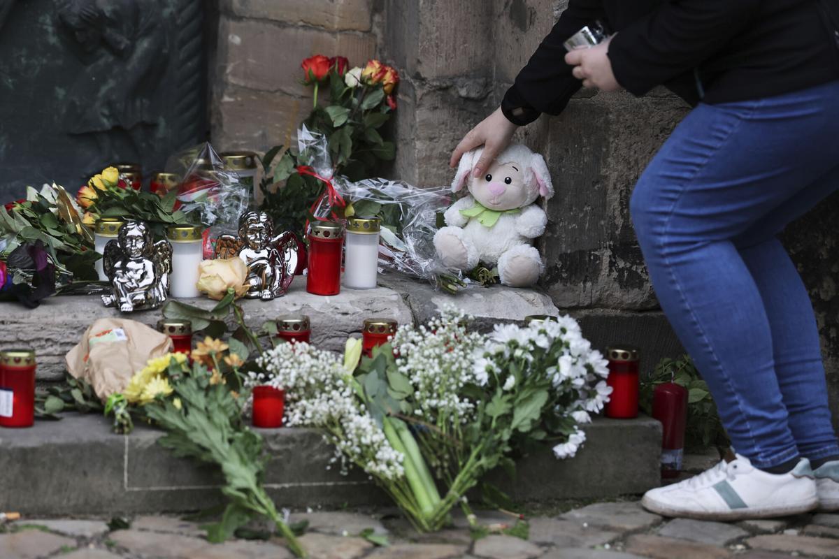 Una mujer presenta sus condolencias por el atropello múltiple ante la iglesia de San Jorge, en Magdeburgo. Una mujer presenta sus condolencias por el atropello múltiple ante la iglesia de San Jorge, en Magdeburgo.