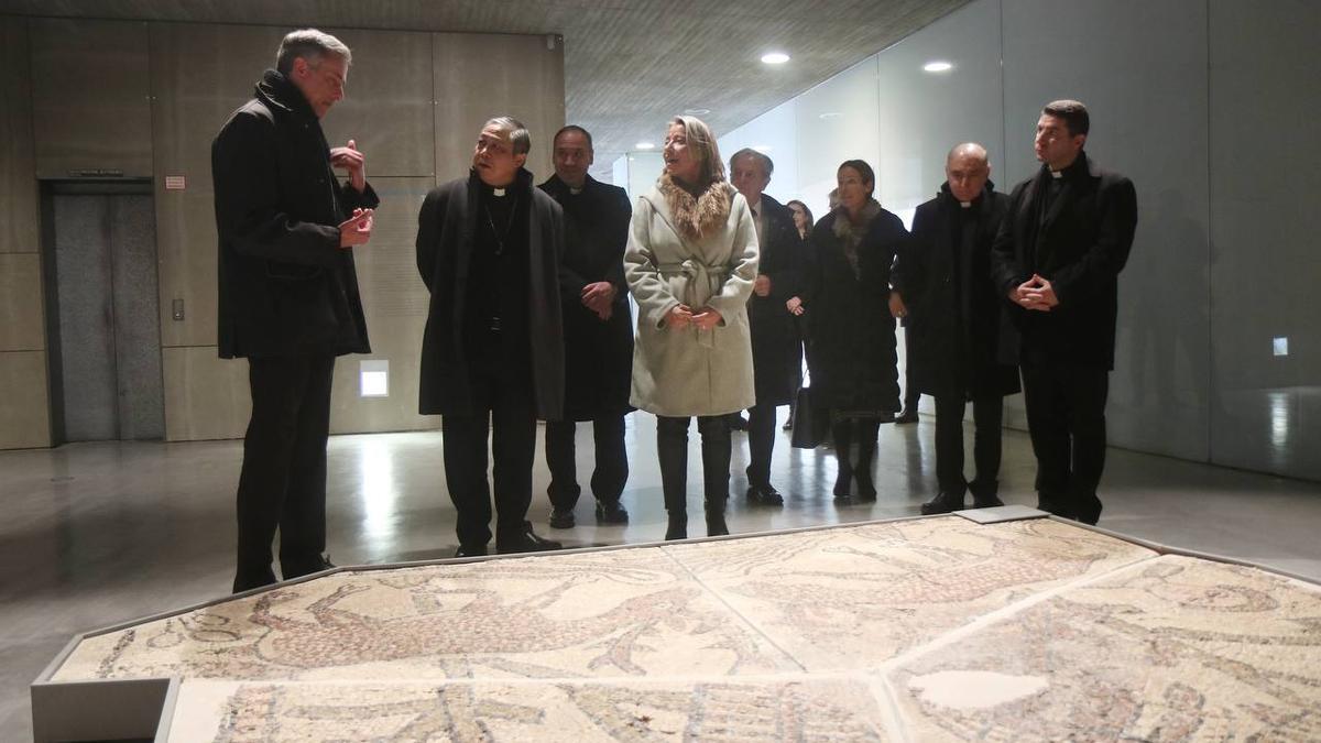 Un momento de la visita del nuncio apostólico a la exposición 'Cambio de era?.