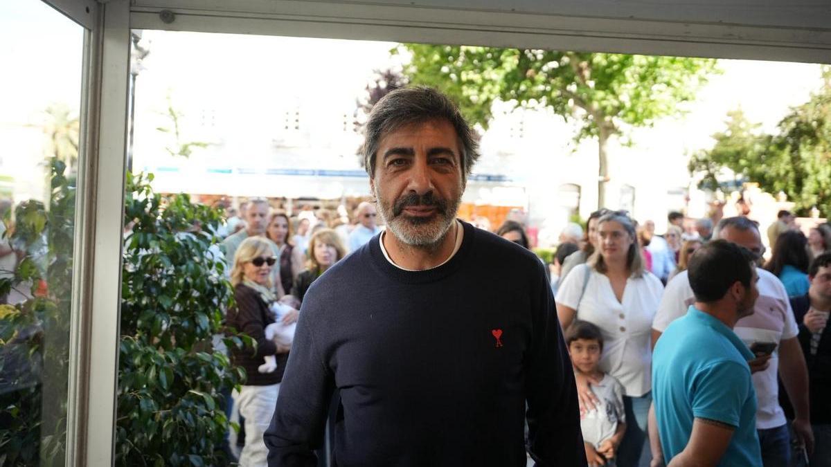 Juan del Val durante la firma de libros en la Feria del Libro de Badajoz 2026.