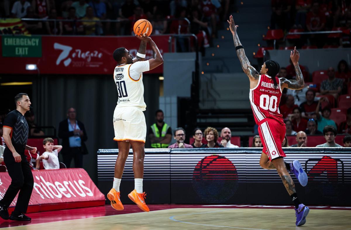 Kelan Martin, lanzando un triple en el triunfo del UCAM Murcia en la pista del Casademont Zaragoza