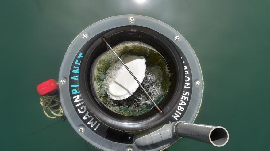 Una cesta que ‘devora’ la basura marina en el Puerto de Las Palmas