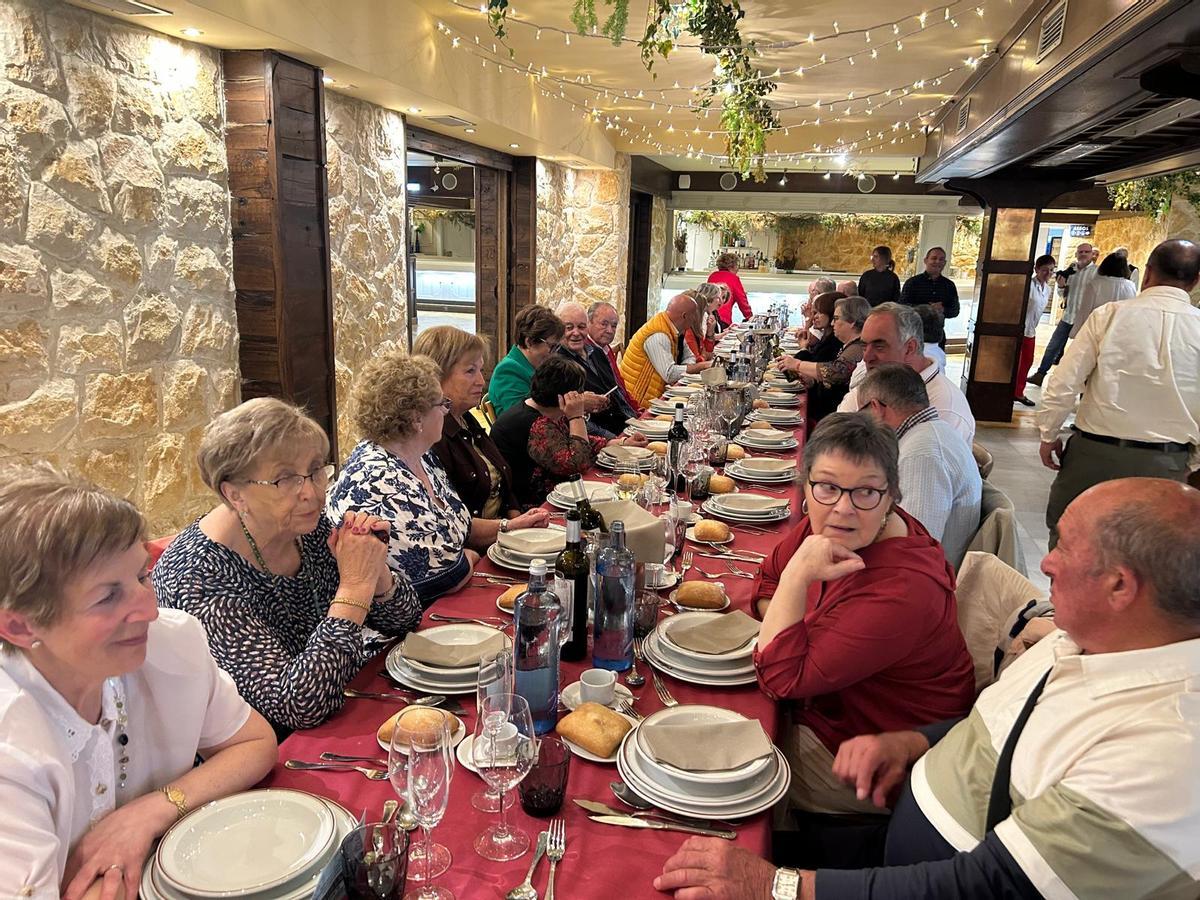 En imágenes: comida anual y reconocimiento de socios del Hogar del Jubilado de El Berrón.