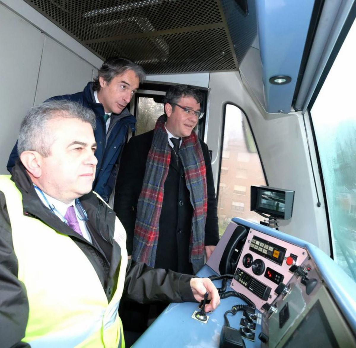 De la Serna –centro–, en  su etapa como ministro, en  la cabina de un tren durante una visita a Asturias.