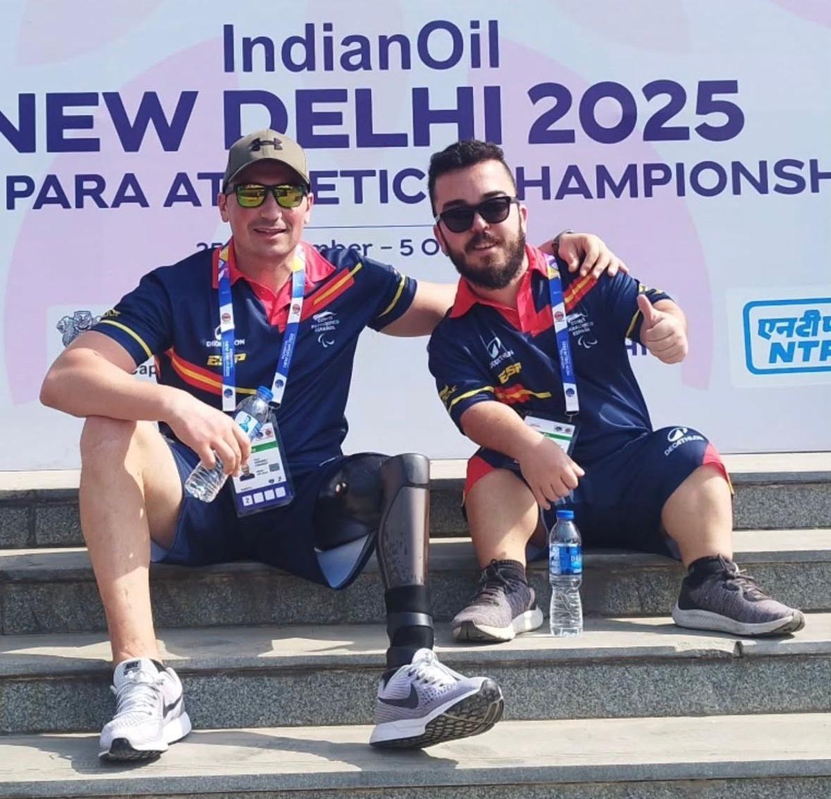 David Fernández, a la izquierda, y Álvaro Jiménez, en el Mundial de atletismo paralímpico de Nueva Delhi, India