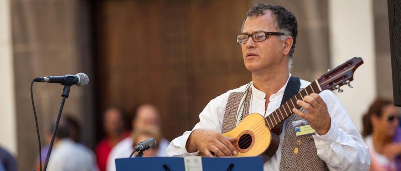 El músico de Los Gofiones y autor del primer método de contra canaria, Carmelo Santana Rodríguez, en una actuación con este instrumento.