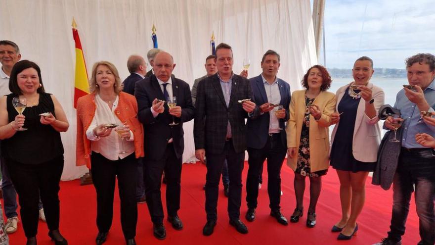 Autoridades durante la inauguración del Festival de la ostra. | R. D. Á.