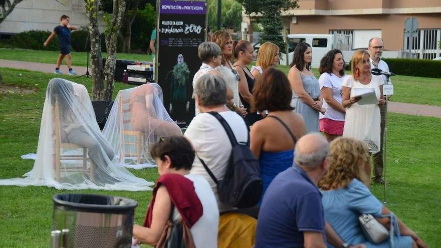 Un momento de la intervención artística mientras Carmela Silva se dirige a los asistentes. // G.N.